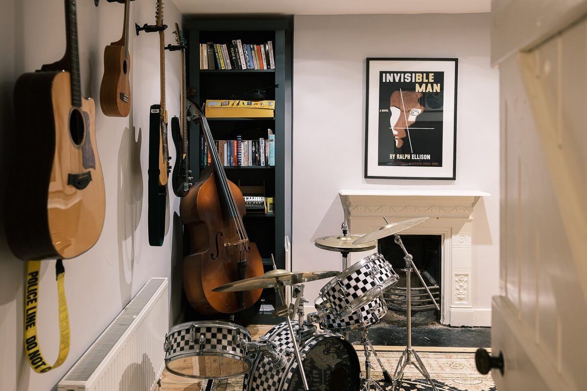 music-room-fireplace-built-in-bookshelves-nordroom