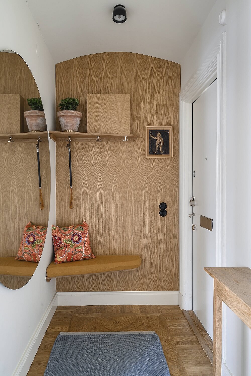 Stylish Small Entryway Ideas with Smart Storage Solutions 13 oak-hallway-seat-round-mirror-nordroom