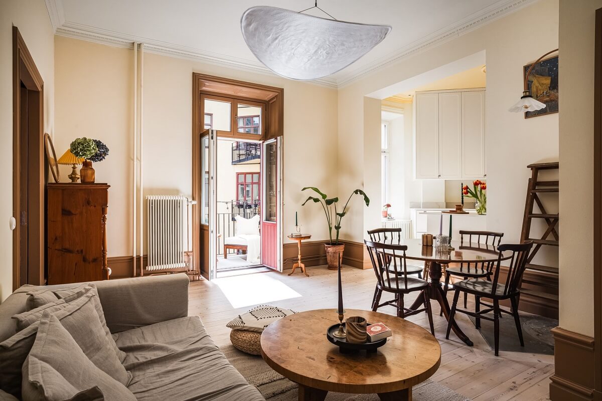 Pantone Color of the Year 2025: Mocha Mousse Interior Inspiration 18 open plan living room with beige walls and brown skirting