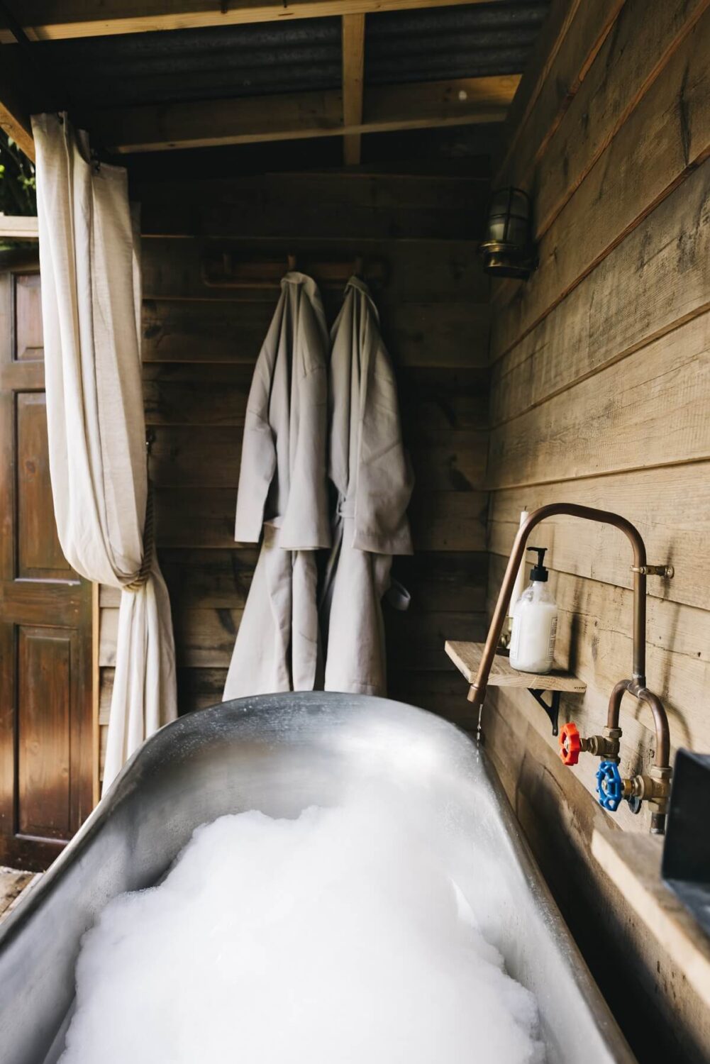 The Workers Cottage: An English Holiday Home with a Royal Past 19 outdoor-bath-the-workers-cottage-england