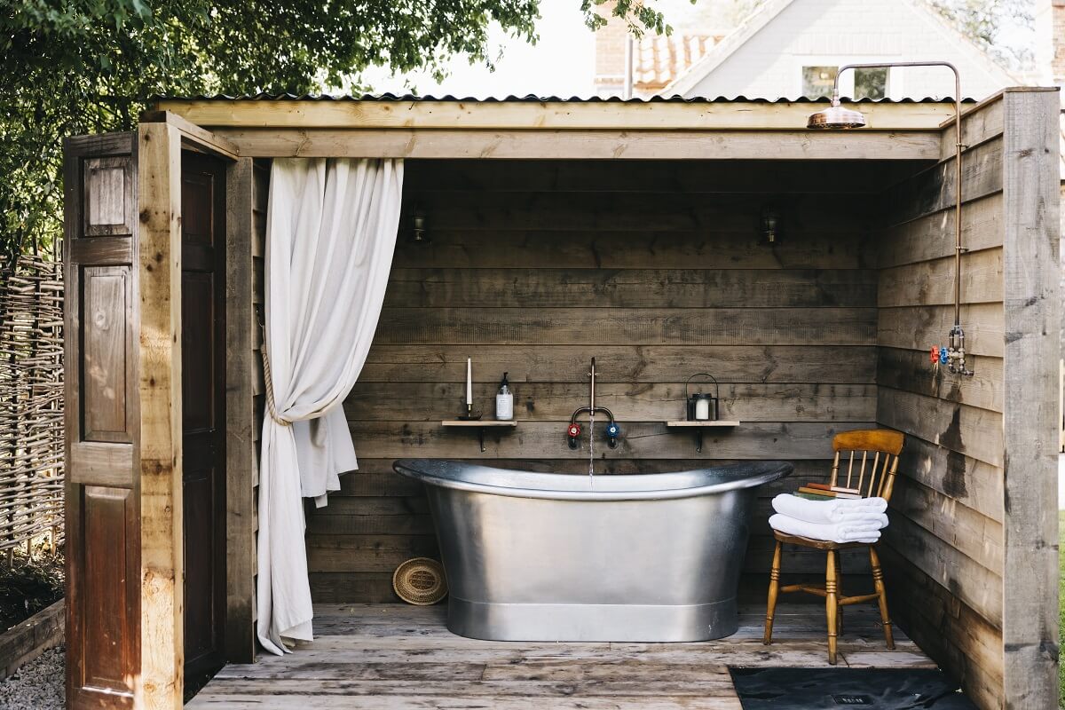 The Workers Cottage: An English Holiday Home with a Royal Past 18 outdoor-bath-the-workers-cottage-nordroom