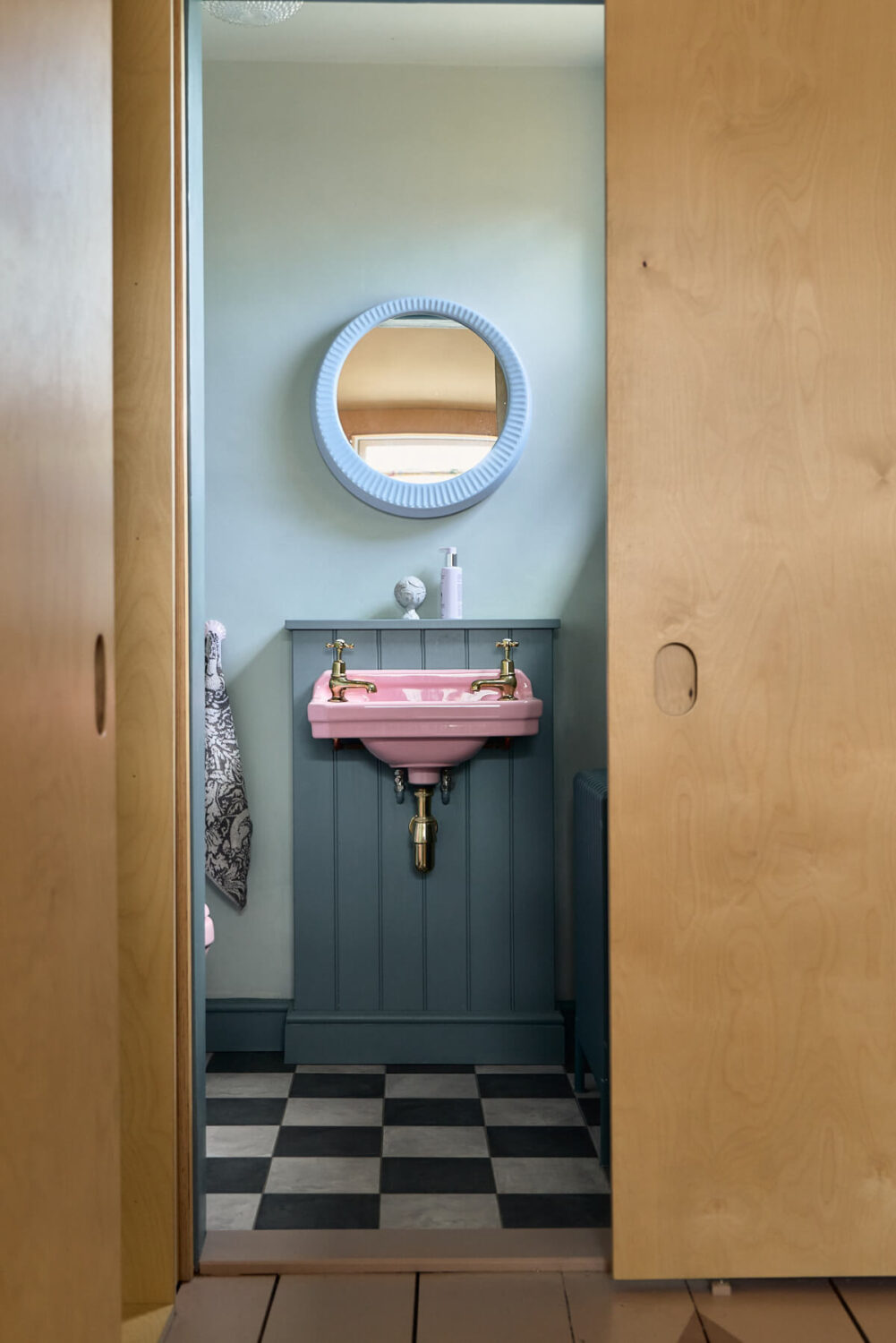 A Colorful Design-Led Georgian House in the Heart of Henley-on-Thames 31 pink sink