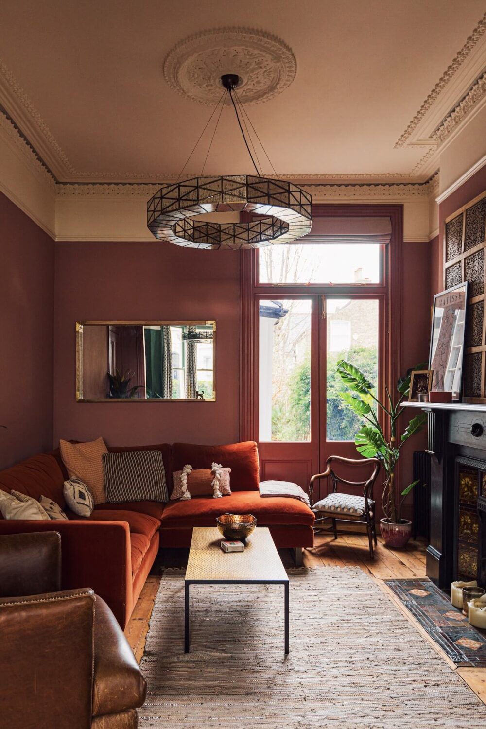 Trend Alert: 36x Color-Drenched Rooms 1 pink-sitting-room-black-fireplace-nordroom
