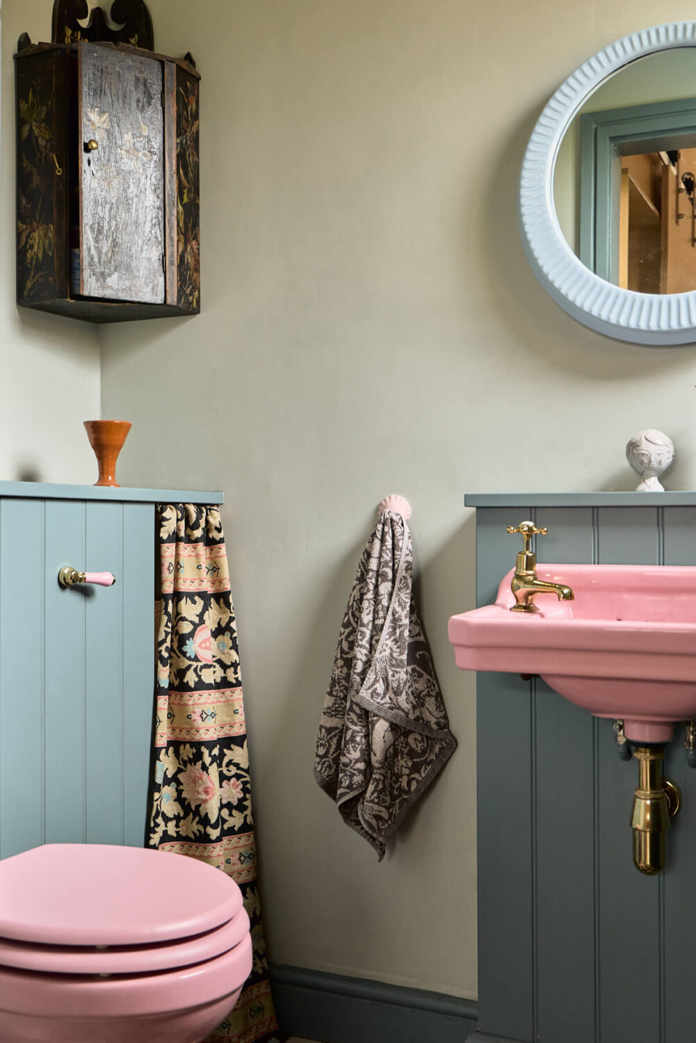 A Colorful Design-Led Georgian House in the Heart of Henley-on-Thames 32 pink toilet and sink