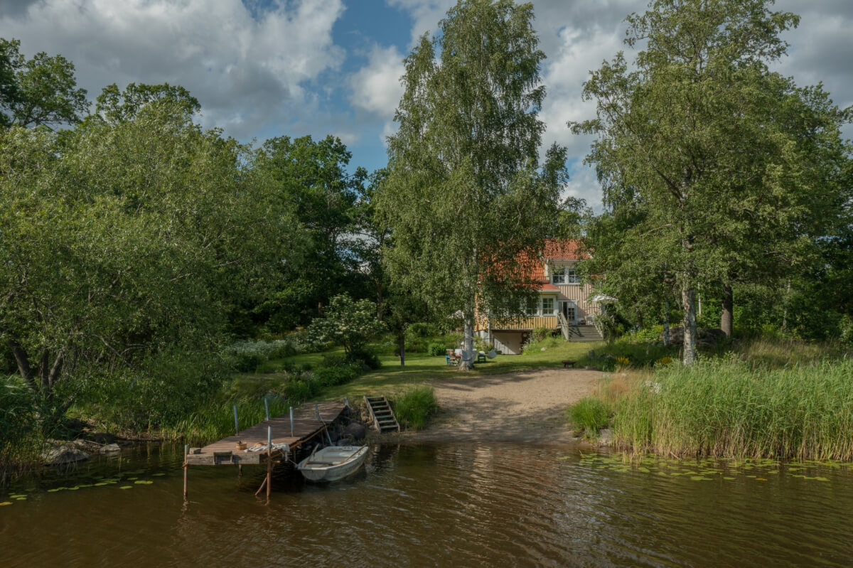 A 1930s Lakeside Country House with a Private Beach 35 private beach country house