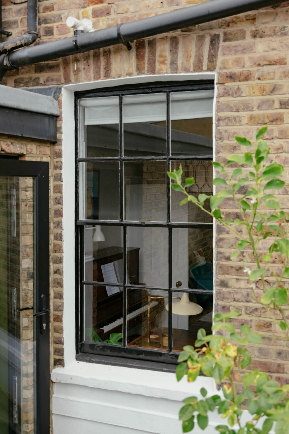 A Renovated Victorian Townhouse with a Small Split-Level Garden 8 sash window