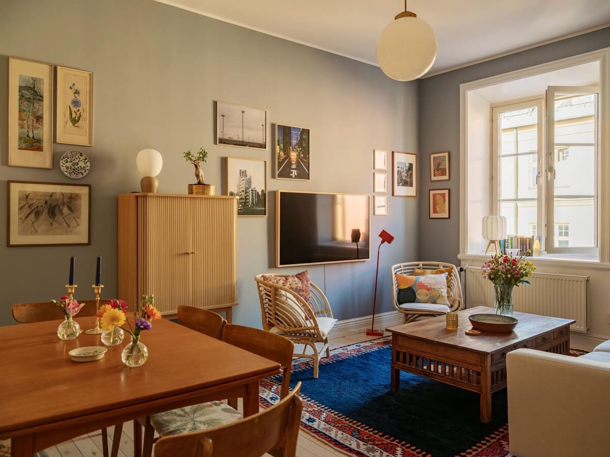 The Color Trends for 2025: Warm, Natural Shades and a Cheerful Accent 74 scandinavian living room with blue rug