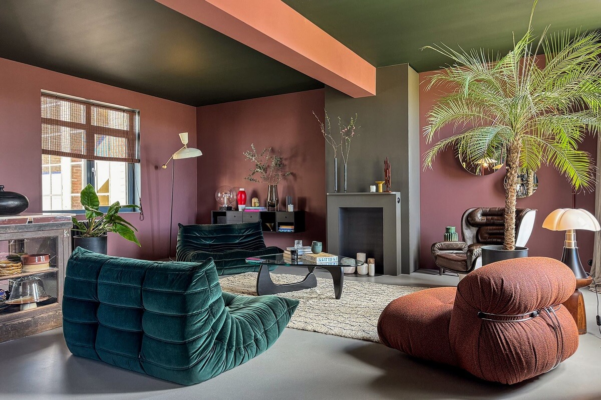 Trend Alert: 36x Color-Drenched Rooms 4 sitting room with pink and green color scheme