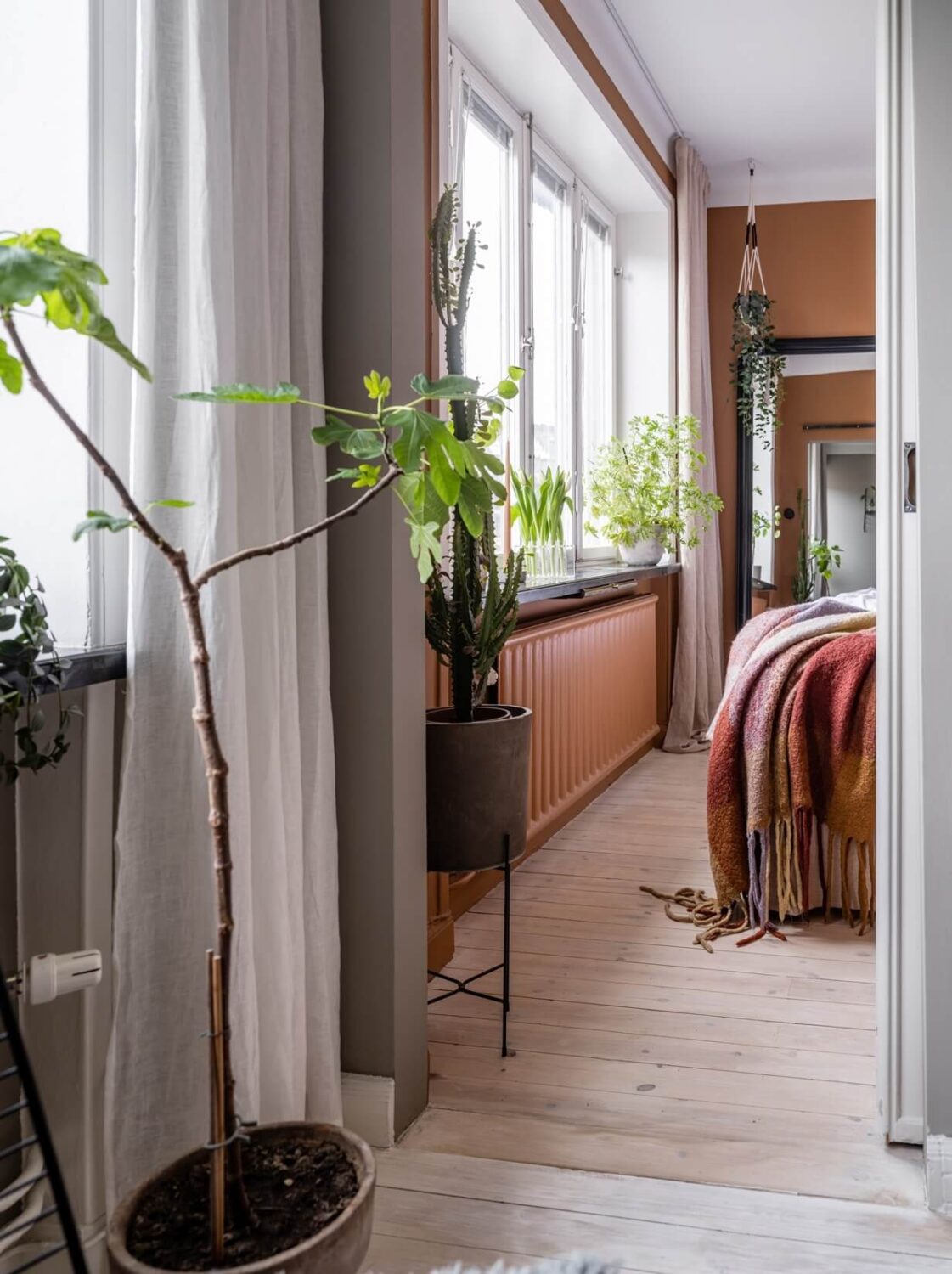 Pantone Color of the Year 2025: Mocha Mousse Interior Inspiration 14 small-apartment-earthy-bedroom-color-ordroom