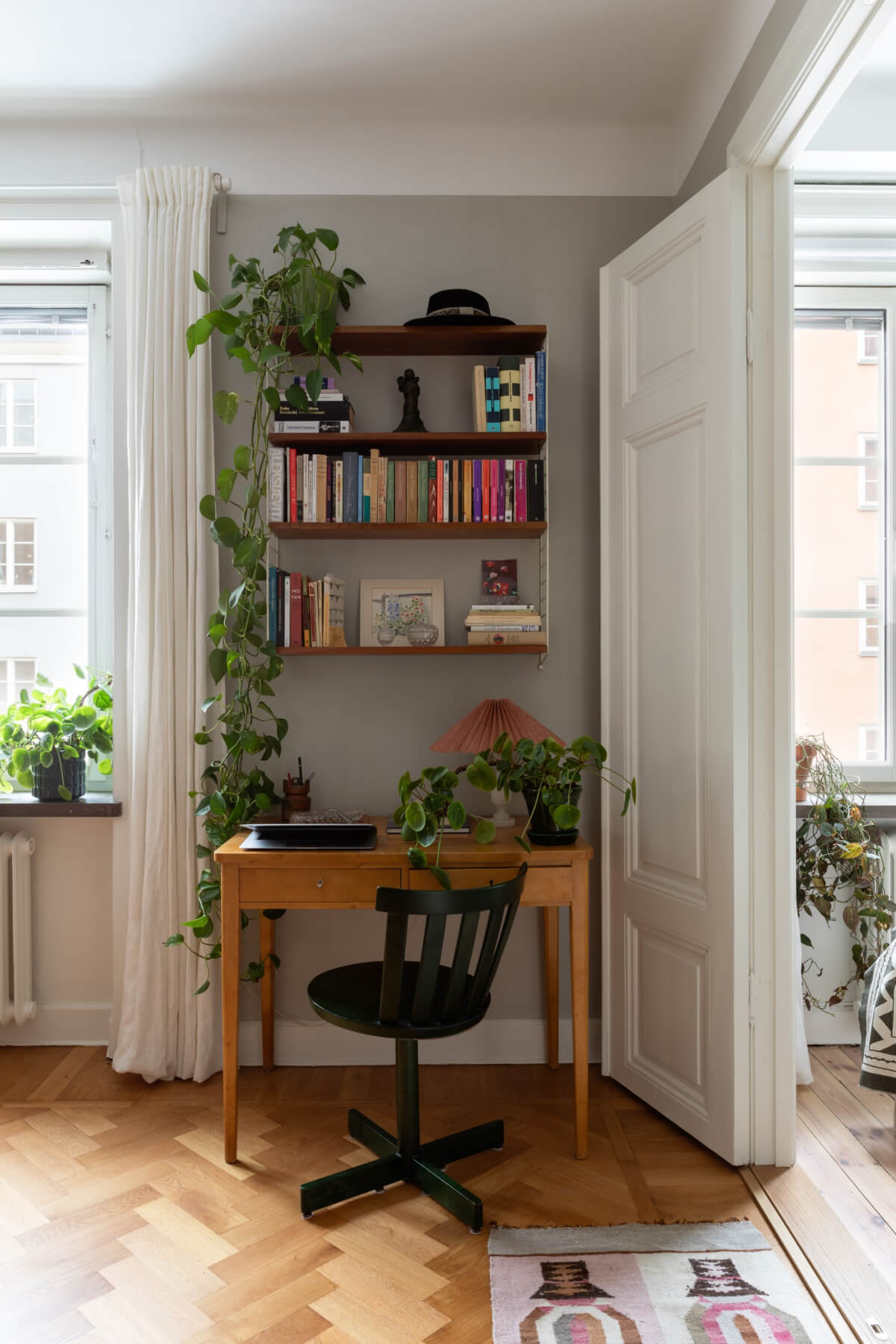 small-home-office-with-shelves