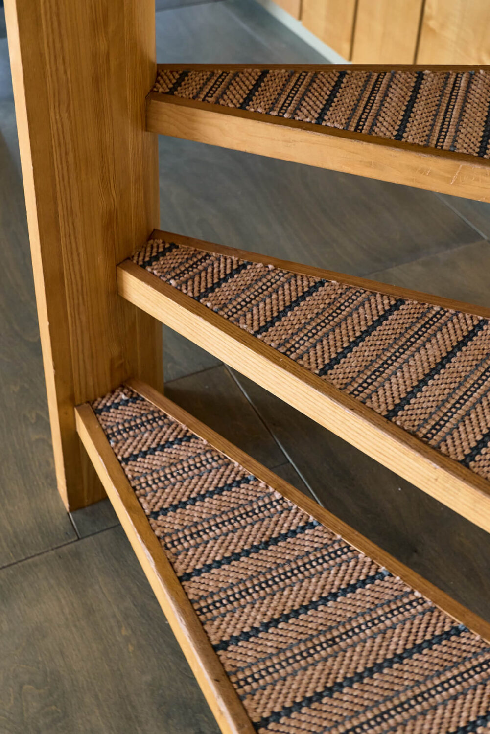 A Colorful Design-Led Georgian House in the Heart of Henley-on-Thames 20 staircase detail