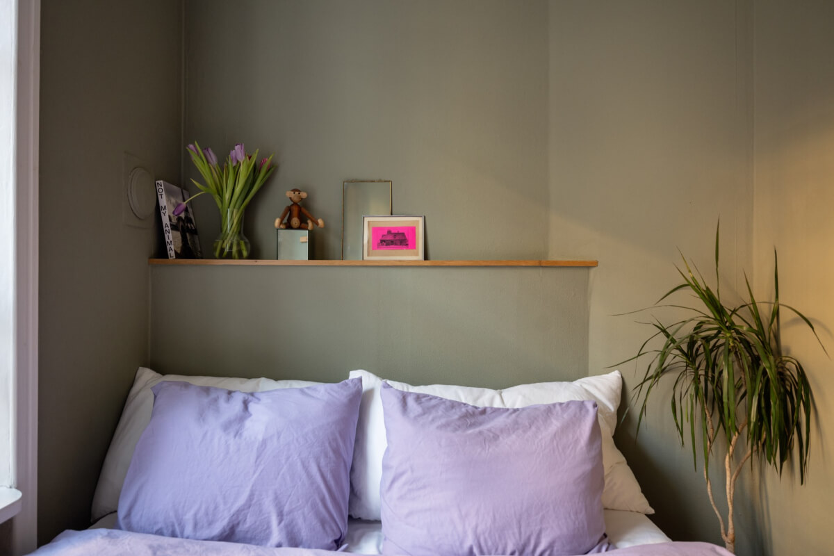 A Small Swedish Apartment with a Light Pink Living Room 16 storage ledge tiny bedroom