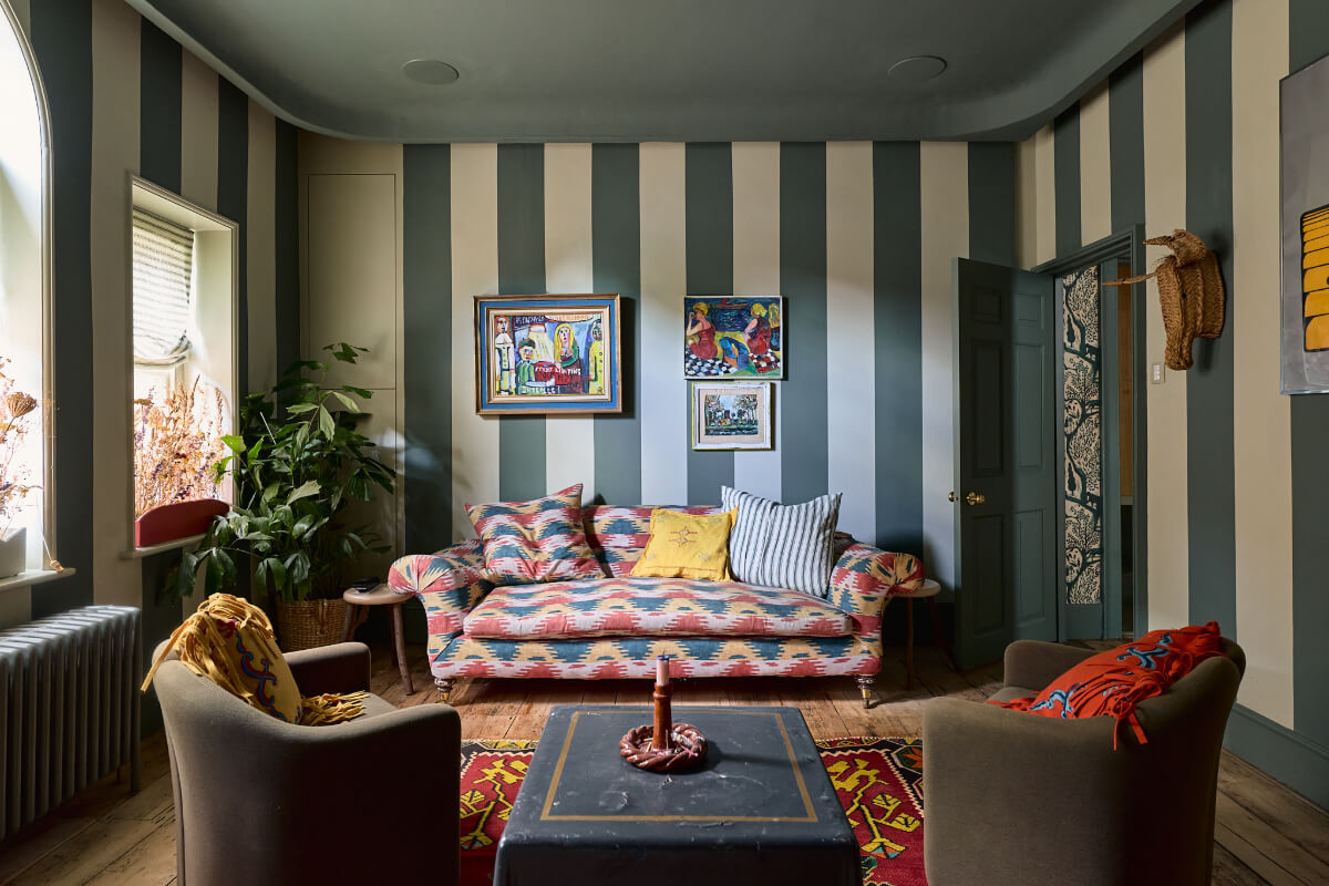 A Colorful Design-Led Georgian House in the Heart of Henley-on-Thames 13 striped wall living room