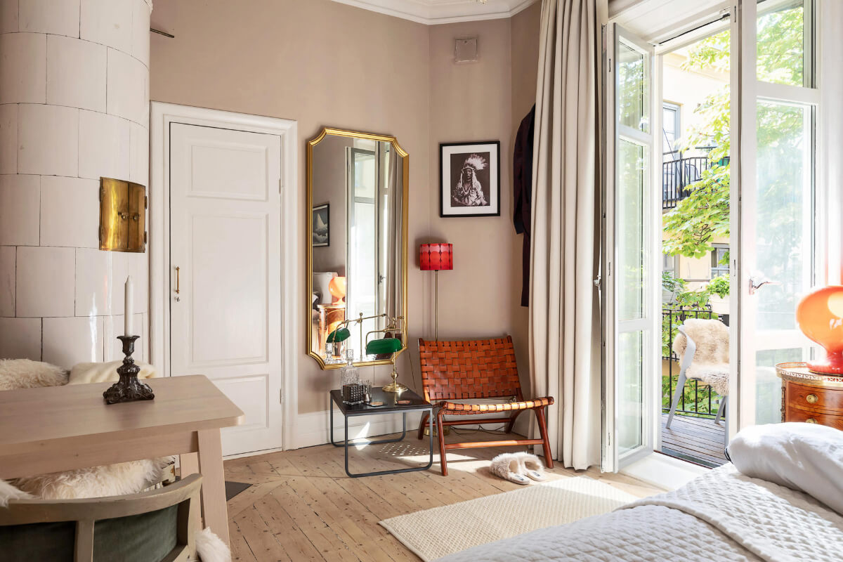 A Charming Studio Apartment with Leafy Courtyard Views 1 studio apartment with fireplace and beige-pink walls nordroom