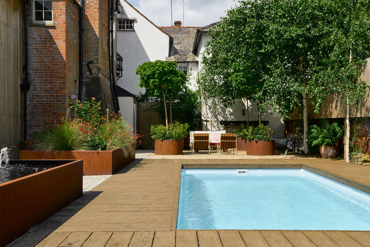 A Colorful Design-Led Georgian House in the Heart of Henley-on-Thames 45 swimming pool