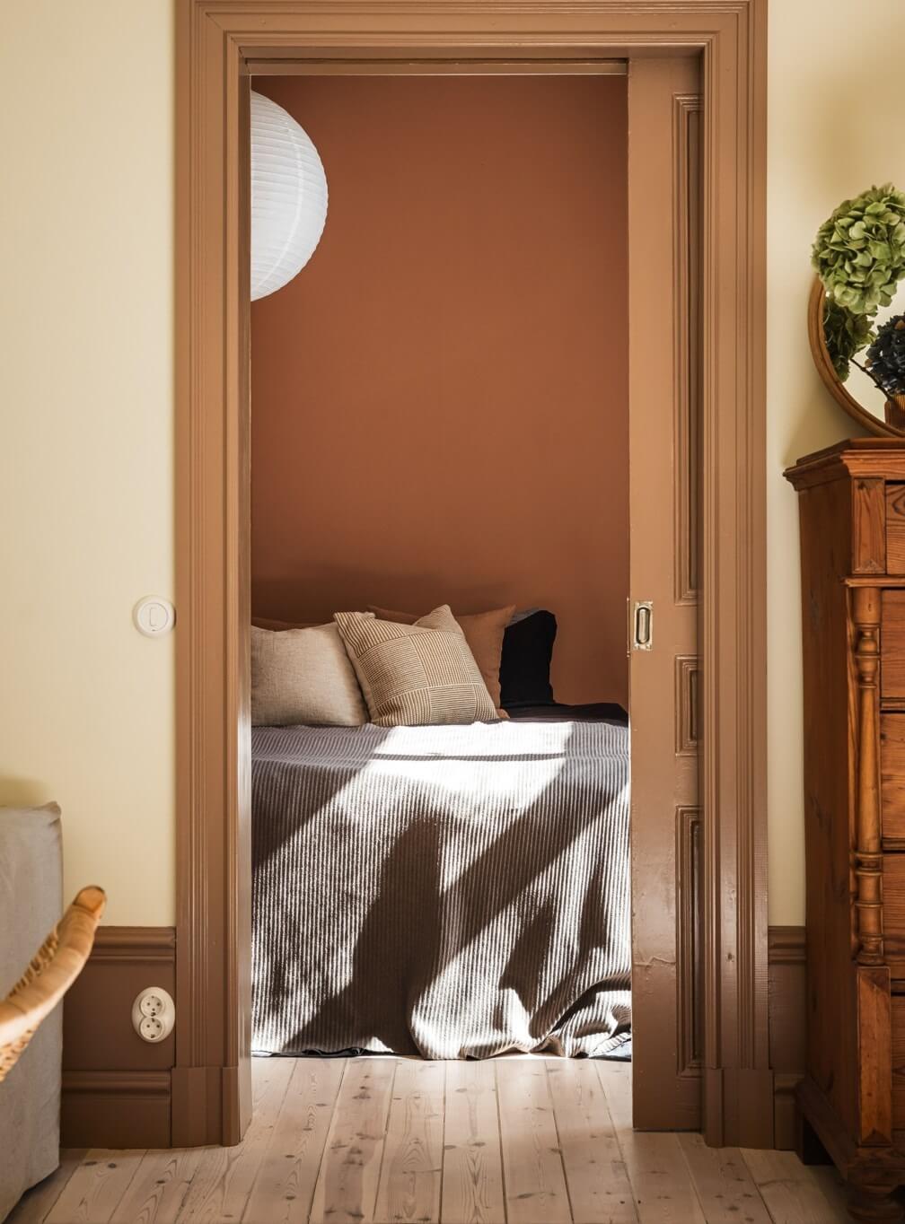Pantone Color of the Year 2025: Mocha Mousse Interior Inspiration 19 terracotta bedroom