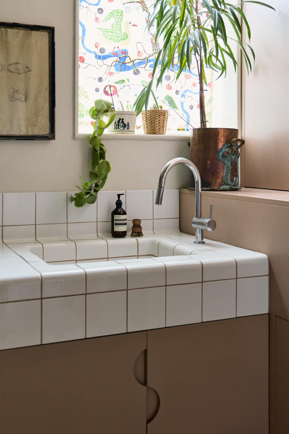 A Colorful Design-Led Georgian House in the Heart of Henley-on-Thames 9 tiled sink