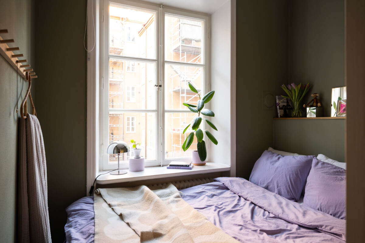 A Small Swedish Apartment with a Light Pink Living Room 14 tiny dark green bedroom storage ledge