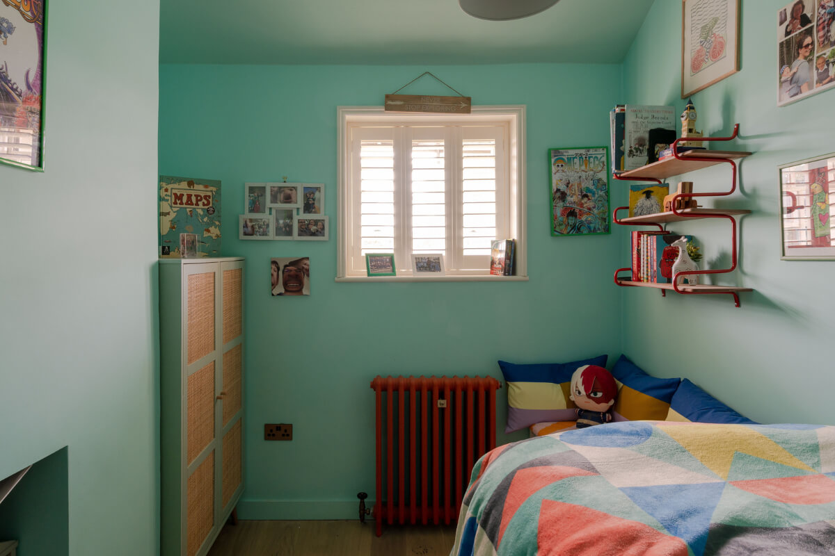 Vibrant Colors in a 19th-Century Regency Townhouse in England 25 turquoise bedroom