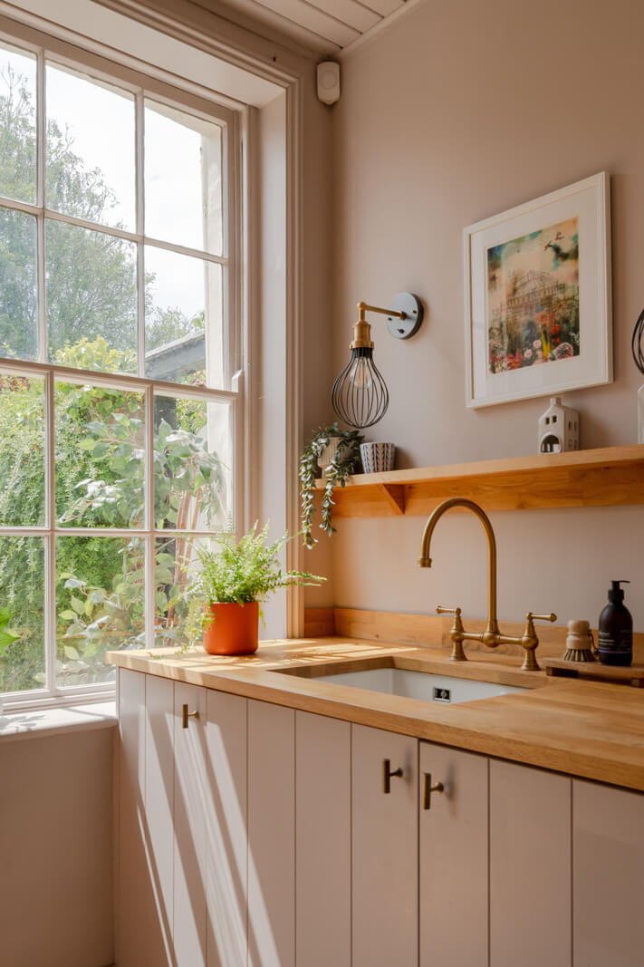 Vibrant Colors in a 19th-Century Regency Townhouse in England 5 utility-room