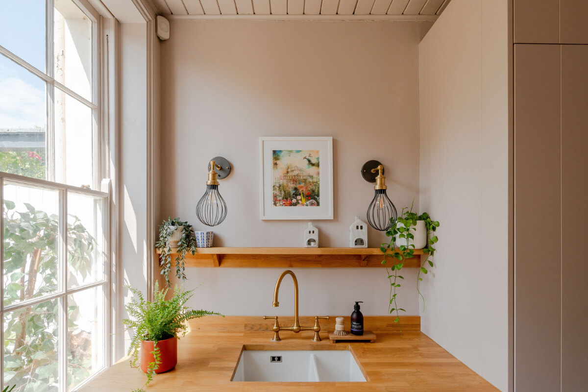 Vibrant Colors in a 19th-Century Regency Townhouse in England 7 utility room sink and shelf