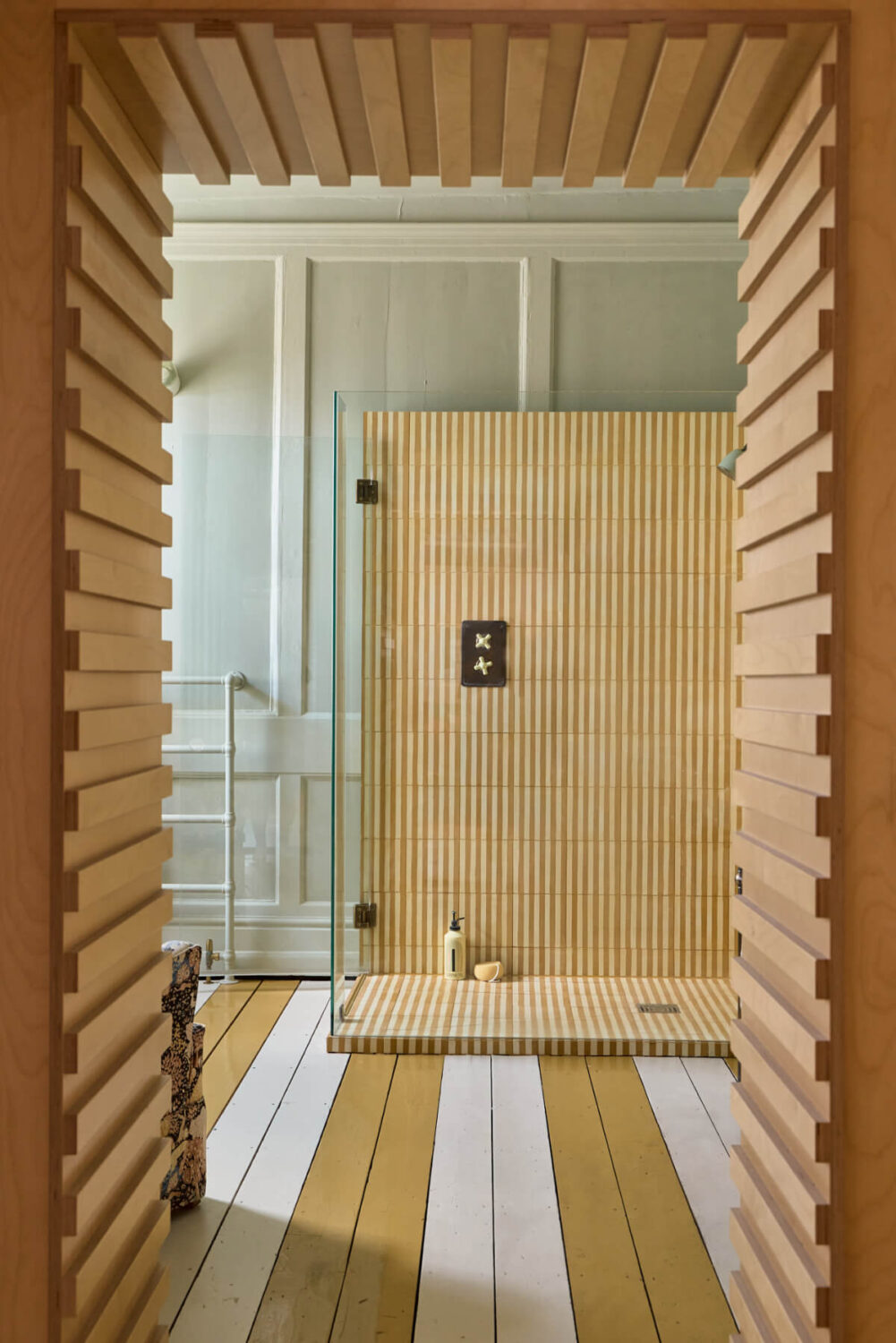 A Colorful Design-Led Georgian House in the Heart of Henley-on-Thames 27 view into bathroom