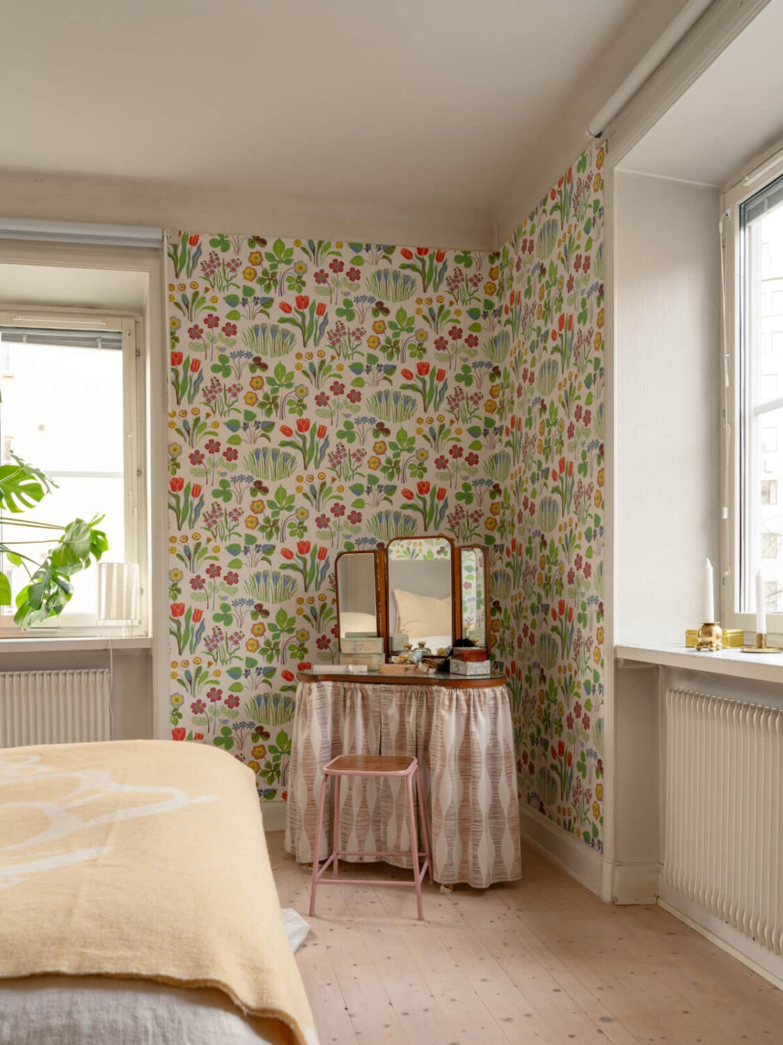 A Light Corner Apartment with a Pale Yellow Kitchen 18 vintage vanity table