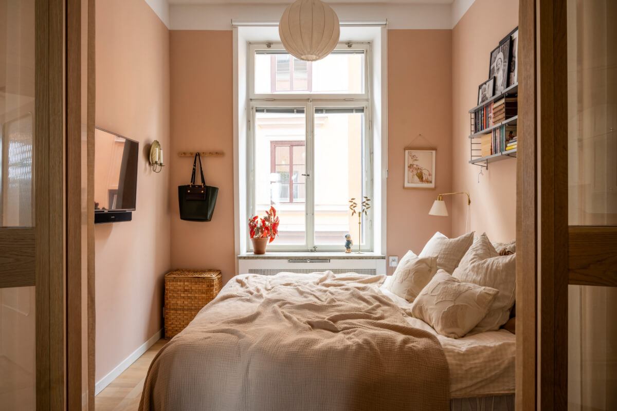 A Late 19th-Century Apartment with a Pink Bedroom 14 warm light terracotta bedroom