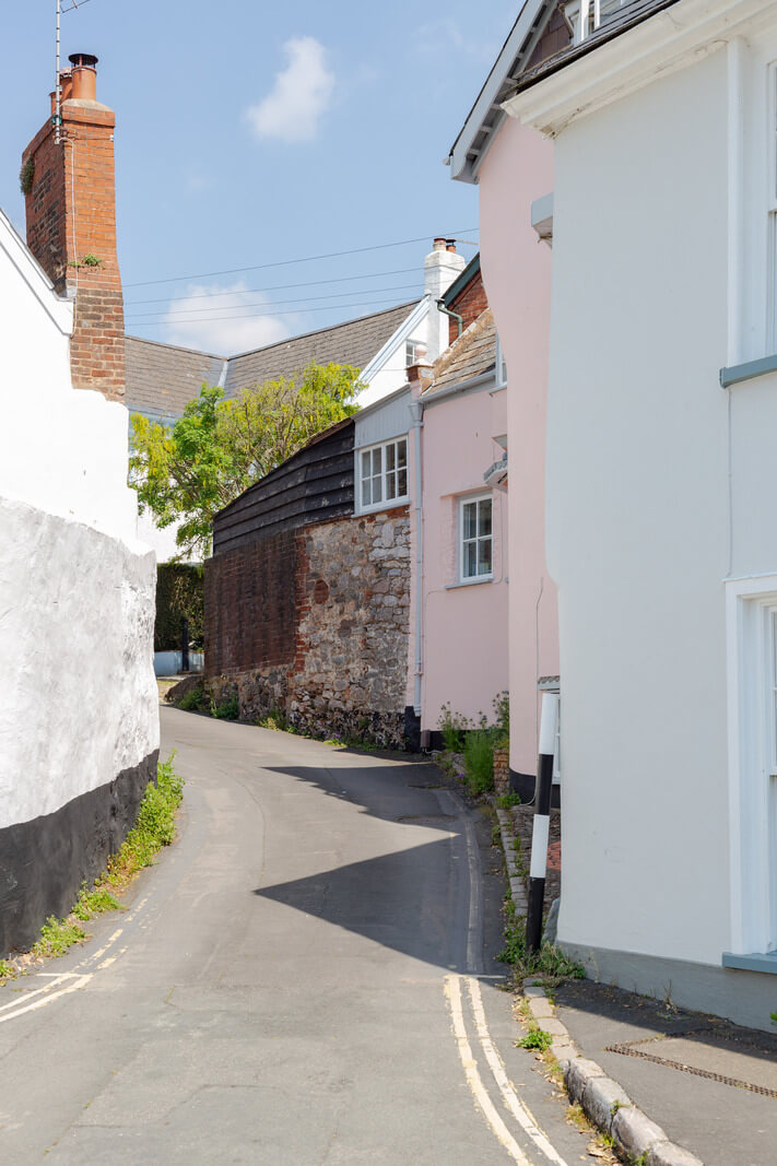 A Charming 400-Year-Old Cottage in England 22 white houses A Charming 400-Year-Old Cottage in England