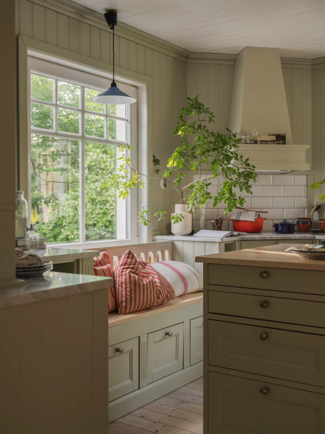 A 1930s Lakeside Country House with a Private Beach 12 window-seat