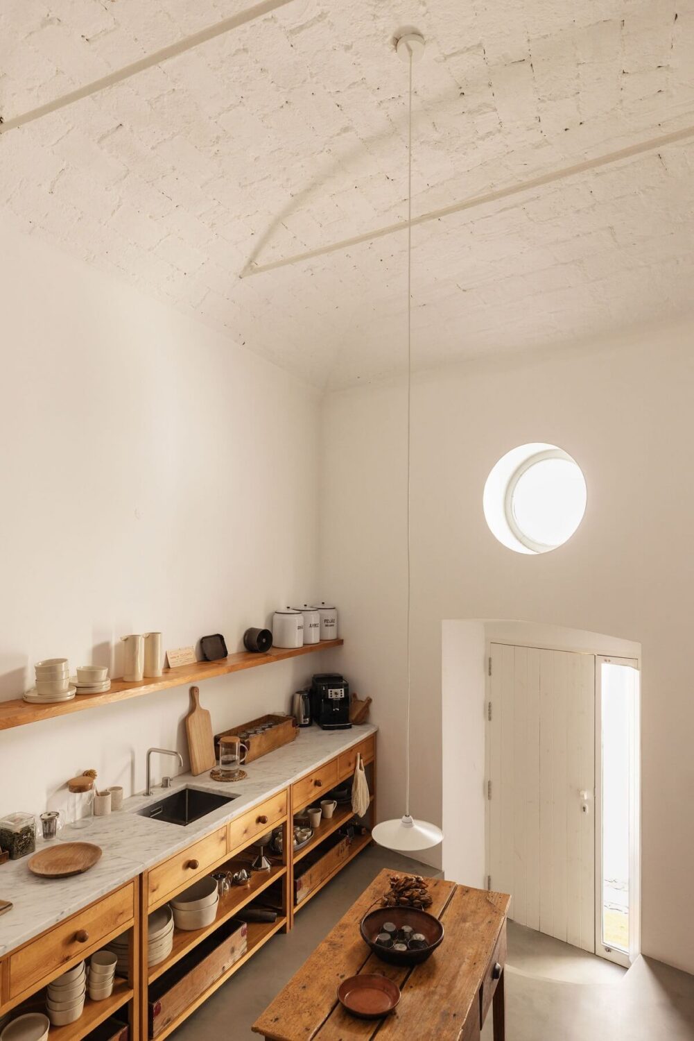 wooden-kitchen-high-ceilings-island-nordroom