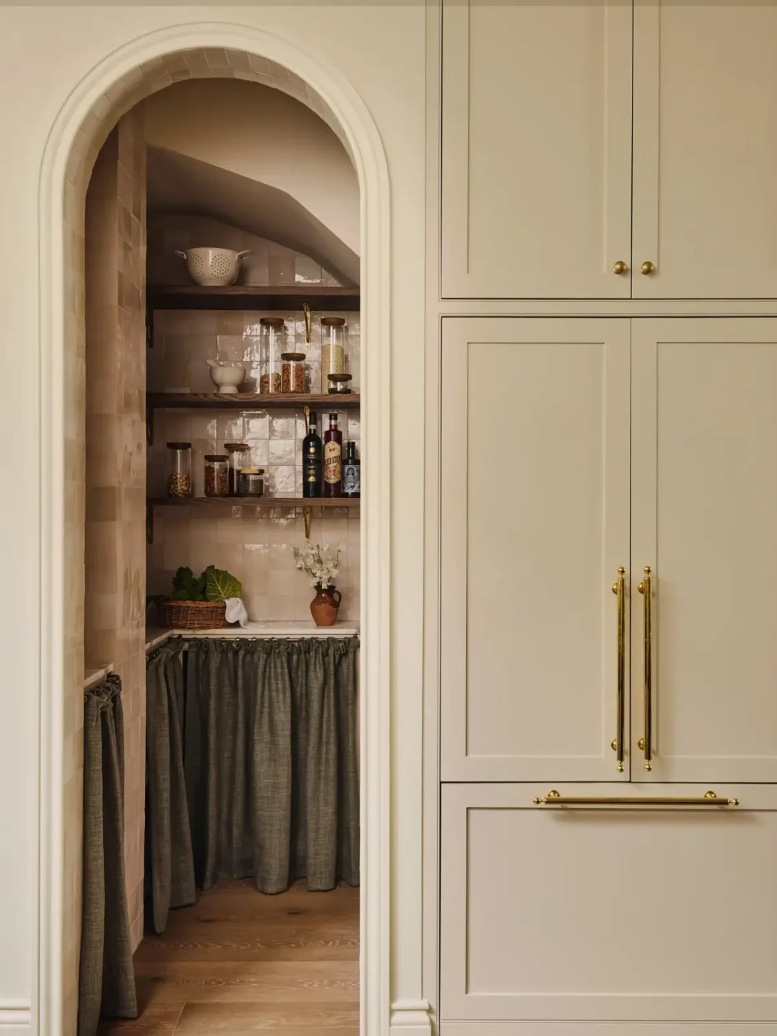 Luxurious Interiors in a Victorian Townhouse in Chelsea 4 arched doorway pantry