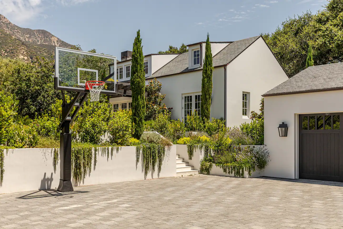 Gwyneth Paltrow's Serene Guesthouse in Montecito 18 basketball-garden-gwyneth-paltrow-guest-house-nordroom