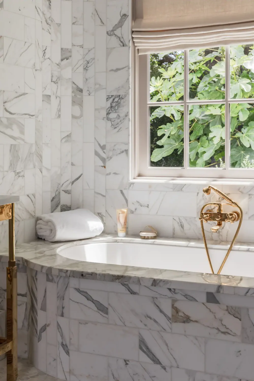 Gwyneth Paltrow's Serene Guesthouse in Montecito 9 bath-marble-tiles-gwyneth-paltrow-guest-house-nordroom