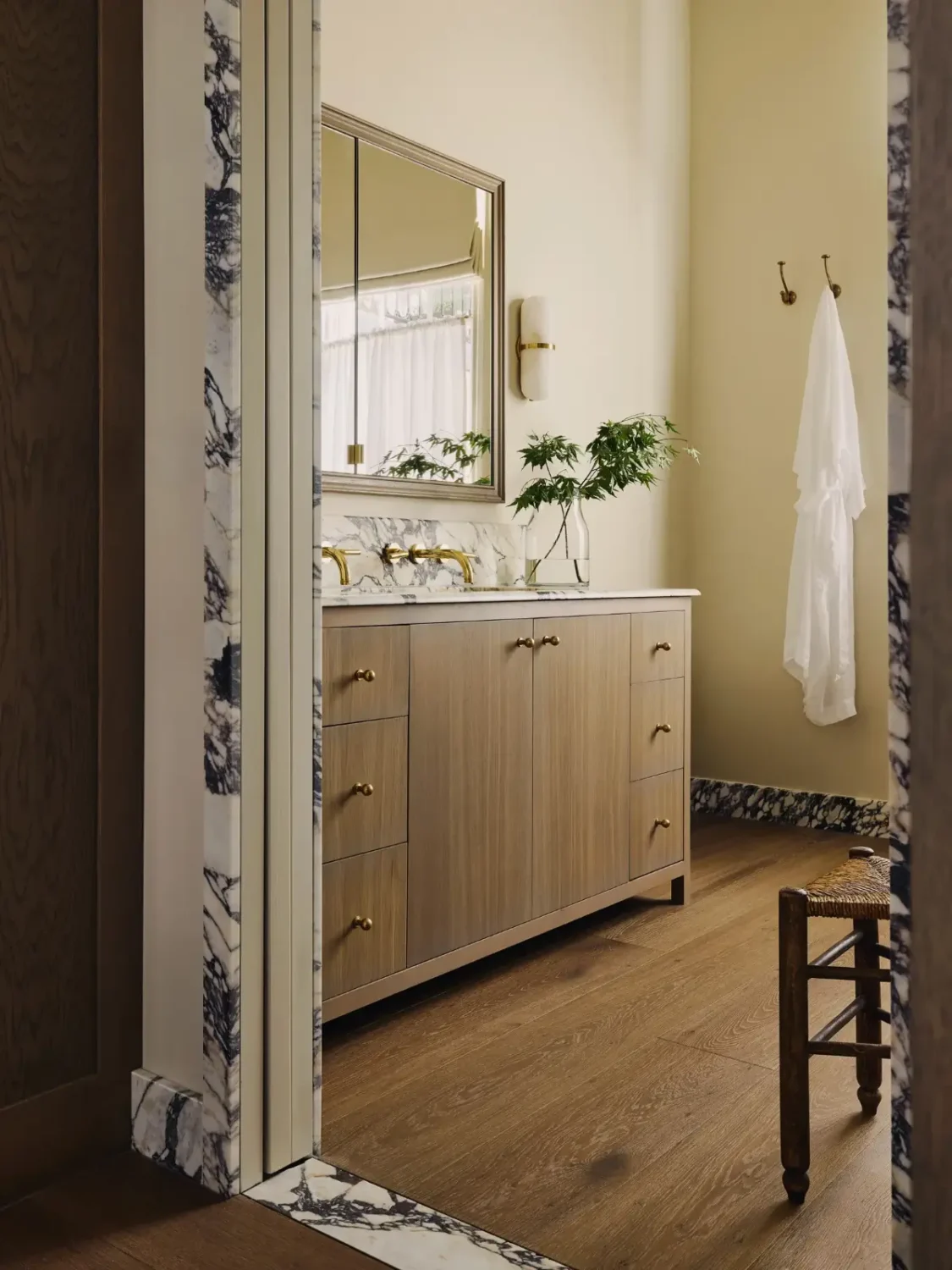 Luxurious Interiors in a Victorian Townhouse in Chelsea 20 bathroom marble