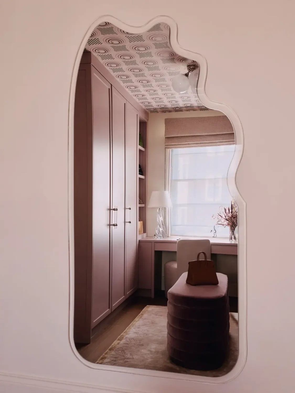 Luxurious Interiors in a Victorian Townhouse in Chelsea 15 curved mirror pink dressing room
