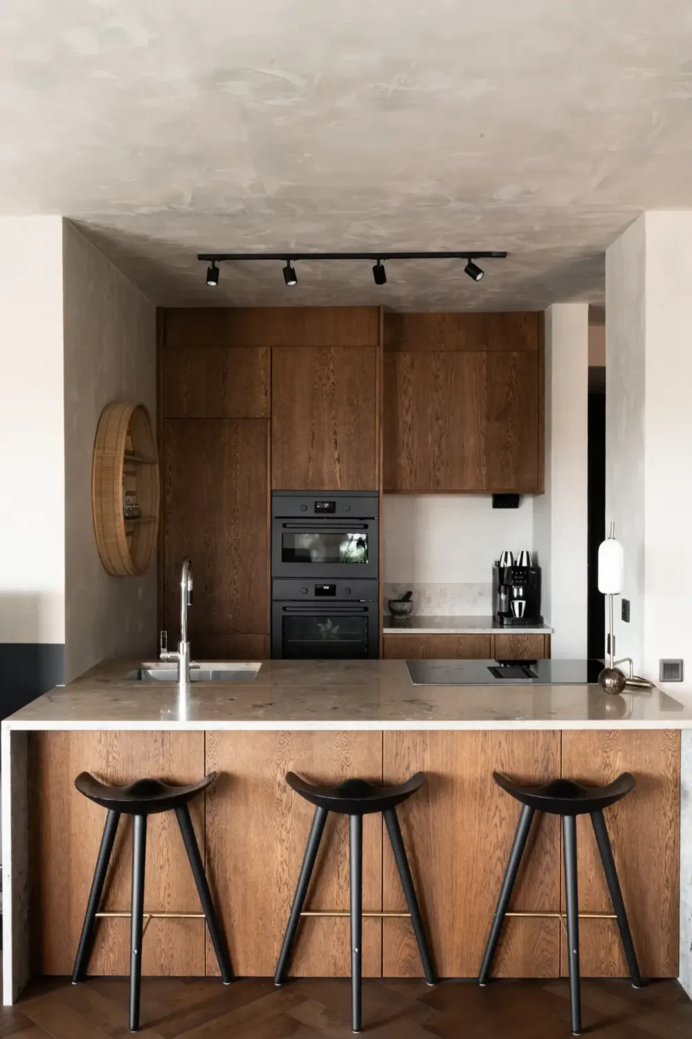 dark oak kitchen with breakfast bar