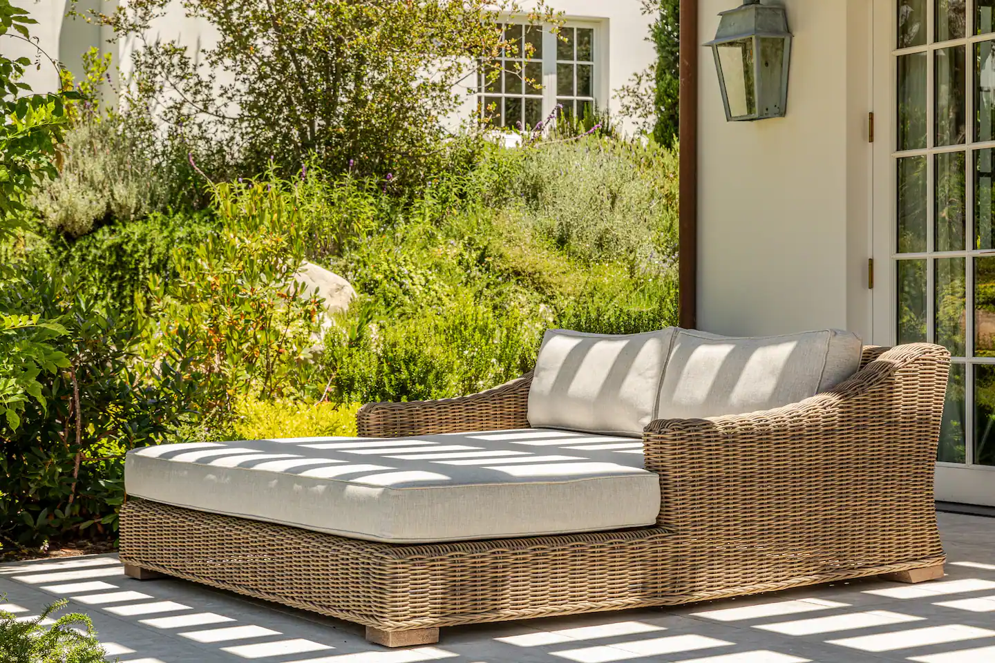 Gwyneth Paltrow's Serene Guesthouse in Montecito 16 garden-lounge-bed-gwyneth-paltrow-guesthouse-nordroom