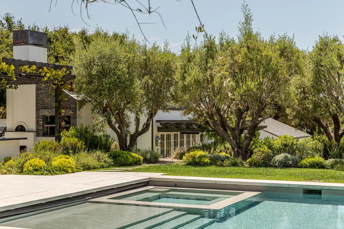 Gwyneth Paltrow's Serene Guesthouse in Montecito 15 garden-swimming-pool-gwyneth-paltrow-guesthouse-nordroom