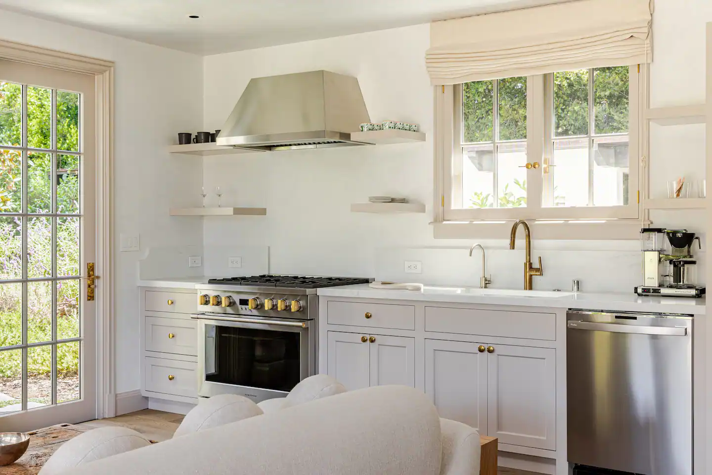 Gwyneth Paltrow's Serene Guesthouse in Montecito 4 light-kitchen-gwyneth-paltrow-guest-house-nordroom