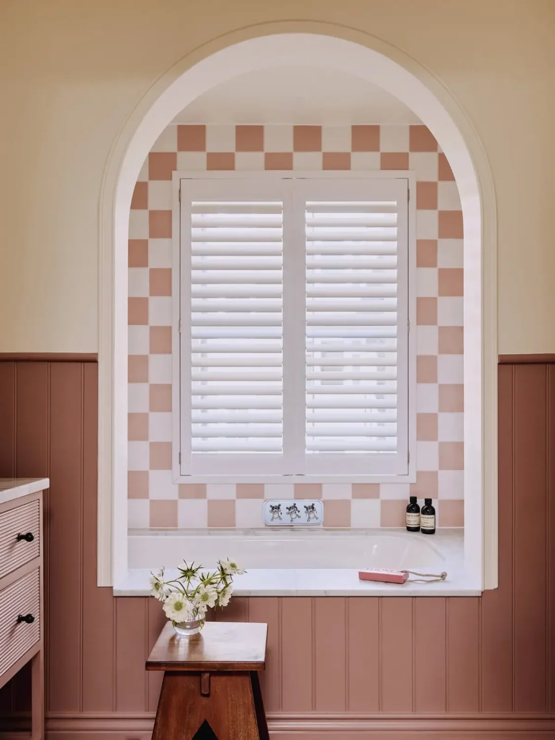 Luxurious Interiors in a Victorian Townhouse in Chelsea 25 pink bathroom paneling arch bath