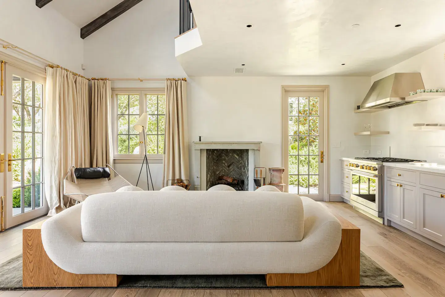 Gwyneth Paltrow's Serene Guesthouse in Montecito 5 serene-living-room-light-colors-guest-house-nordroom