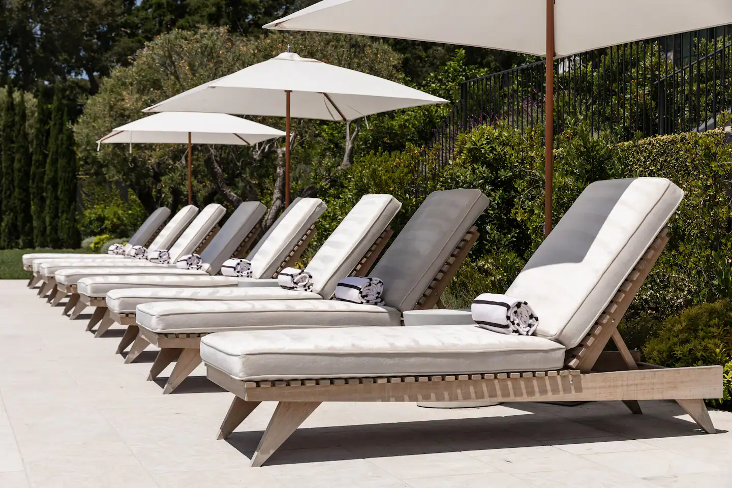 Gwyneth Paltrow's Serene Guesthouse in Montecito 14 sun-beds-swimming-pool-gwyneth-paltrow-nordroom