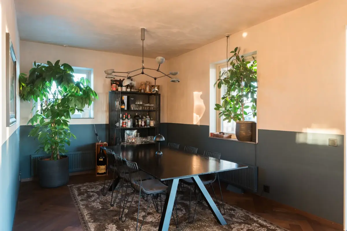 two tone walls dining area